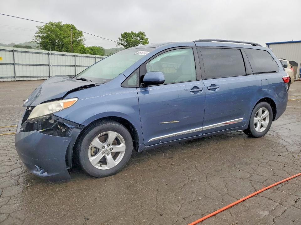 2017 TOYOTA SIENNA LE - 1