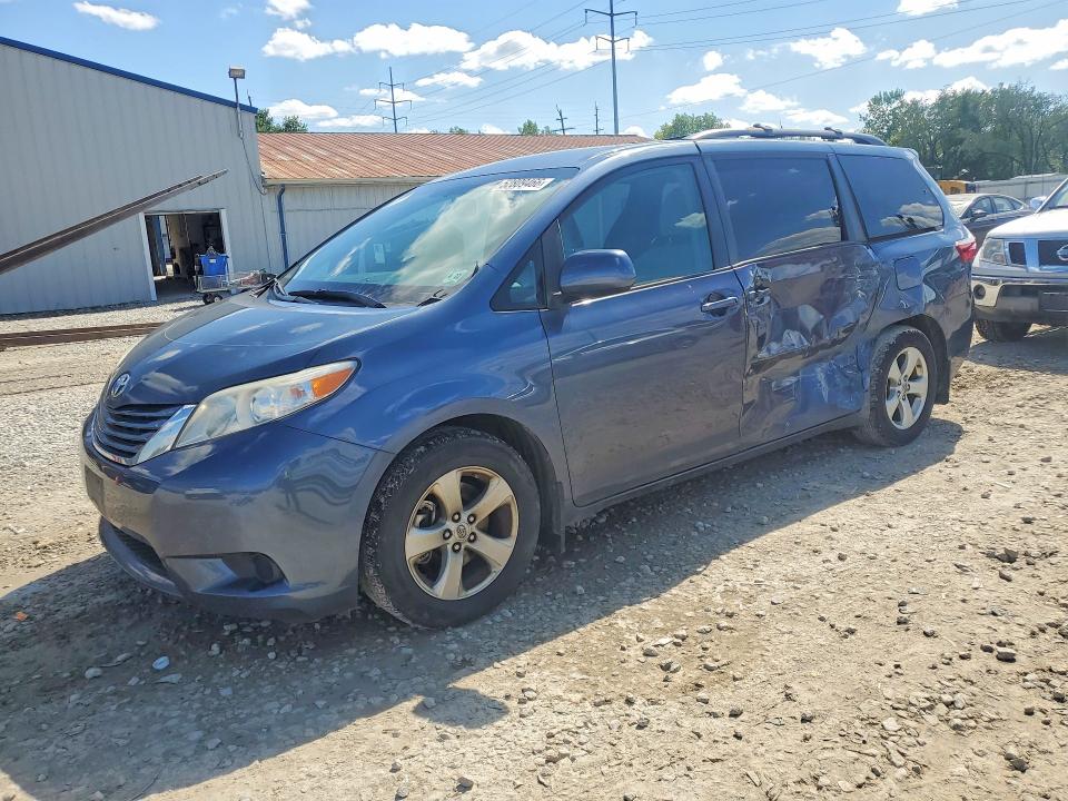 2017 TOYOTA SIENNA LE - 1