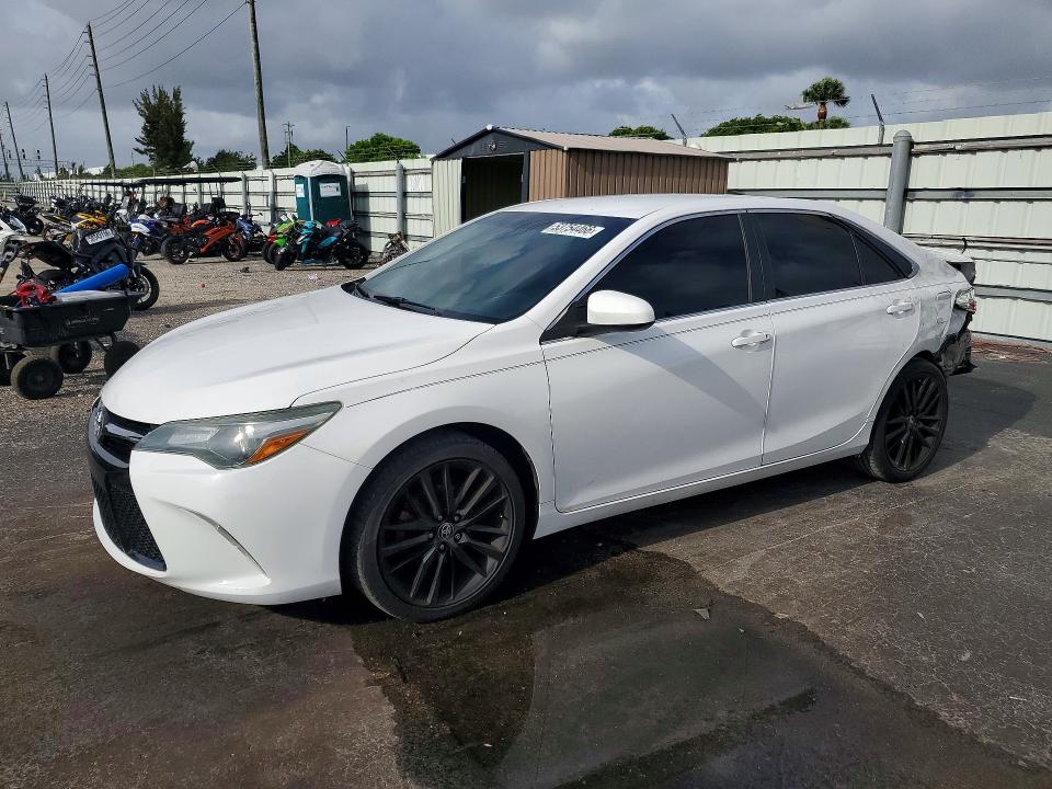 2016 TOYOTA CAMRY SE - 1