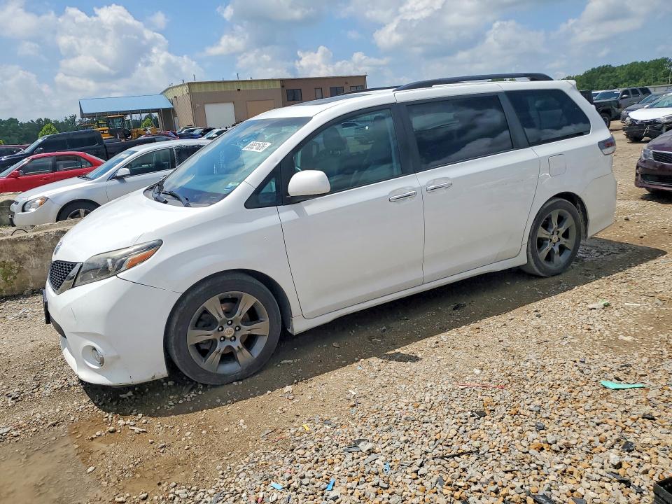 2016 TOYOTA SIENNA SE - 1
