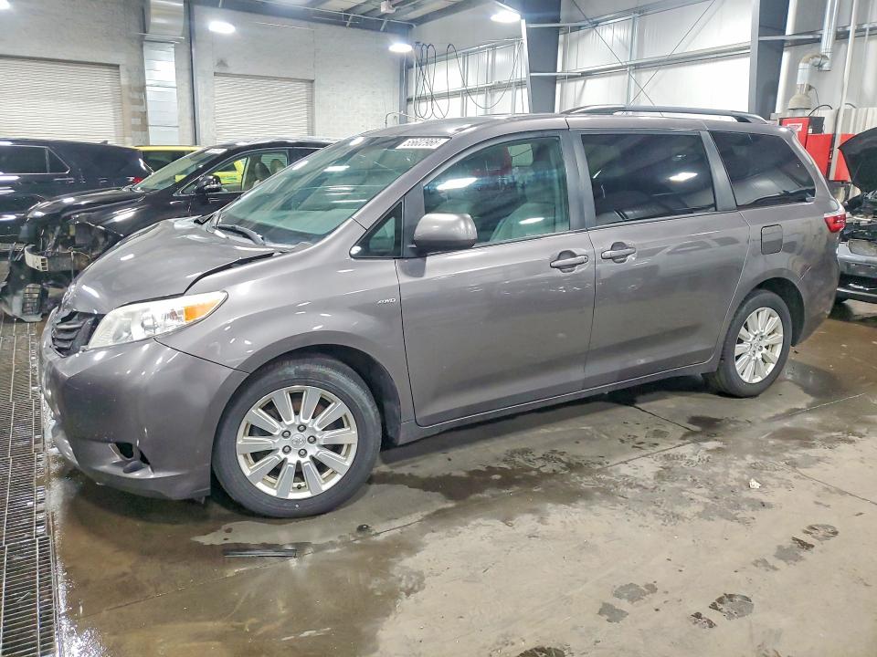 2017 TOYOTA SIENNA LE - 1