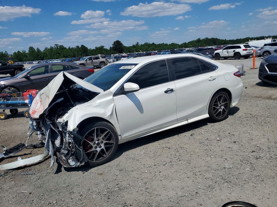 2016 TOYOTA CAMRY SE - 1