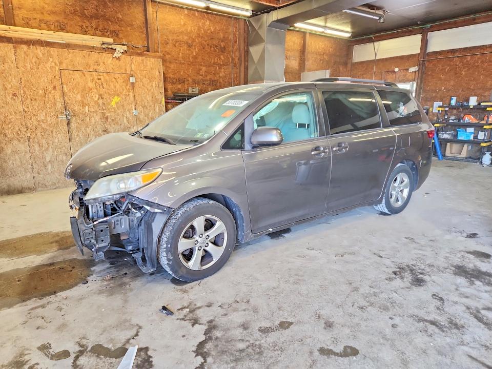 2016 TOYOTA SIENNA LE - 1