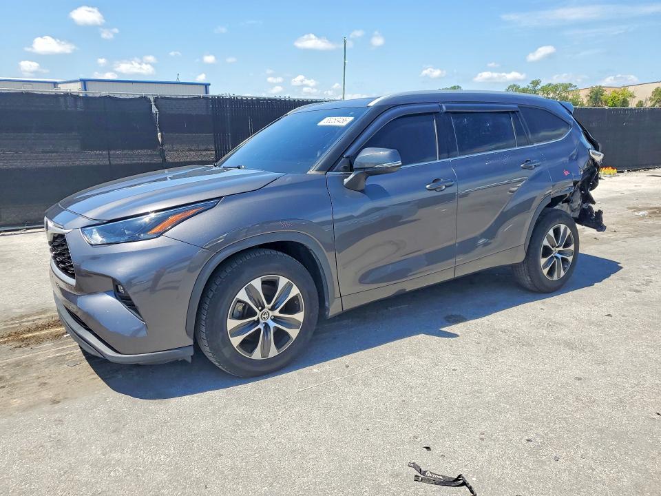 2022 TOYOTA HIGHLANDER XLE - 1