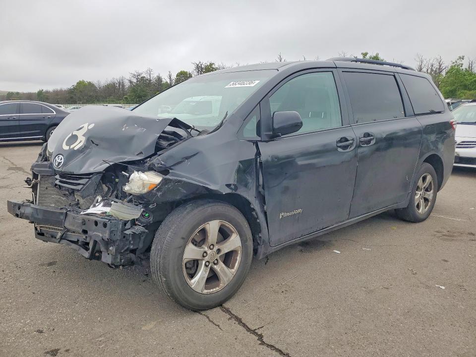 2017 TOYOTA SIENNA LE - 1