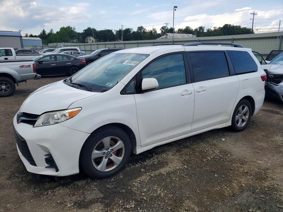 2018 TOYOTA SIENNA LE - 1