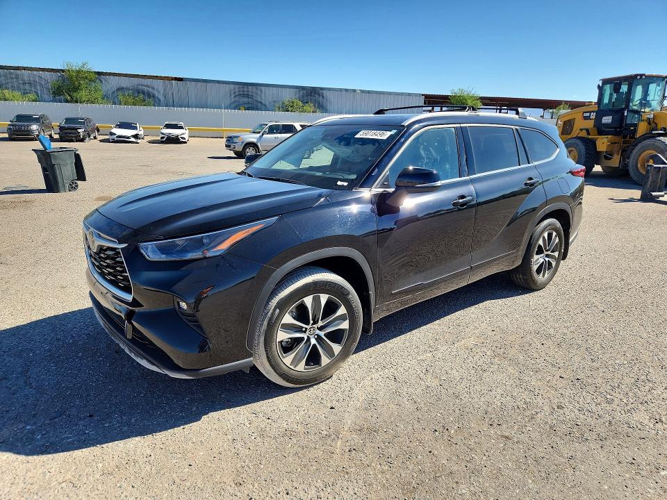 2022 TOYOTA HIGHLANDER XLE - 1