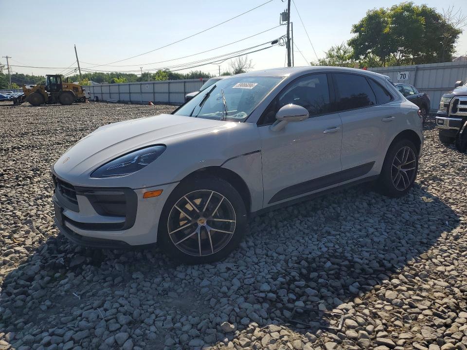 2025 PORSCHE MACAN BASE - 1