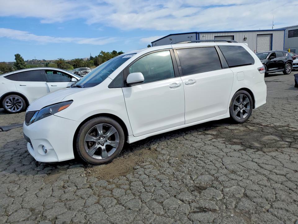 2016 TOYOTA SIENNA SE - 1