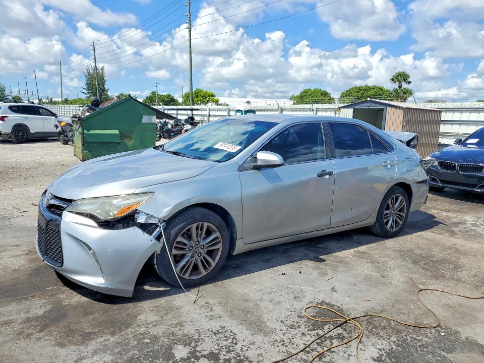 2016 TOYOTA CAMRY SE - 1