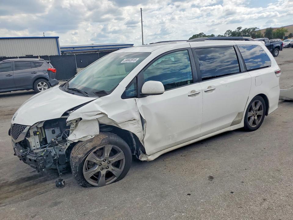 2017 TOYOTA SIENNA SE - 1