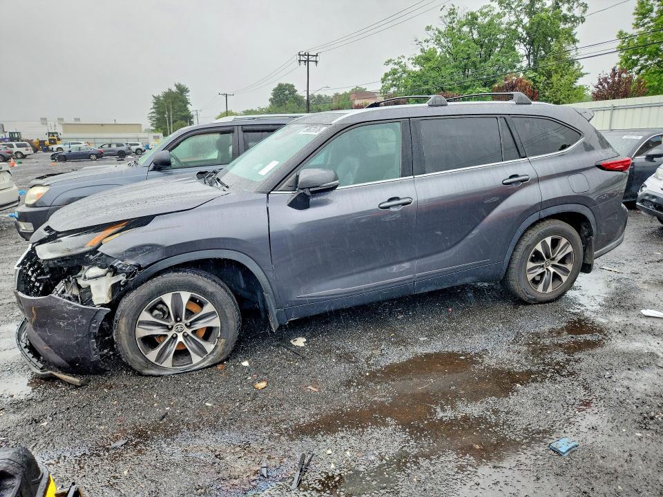 2021 TOYOTA HIGHLANDER XLE - 1
