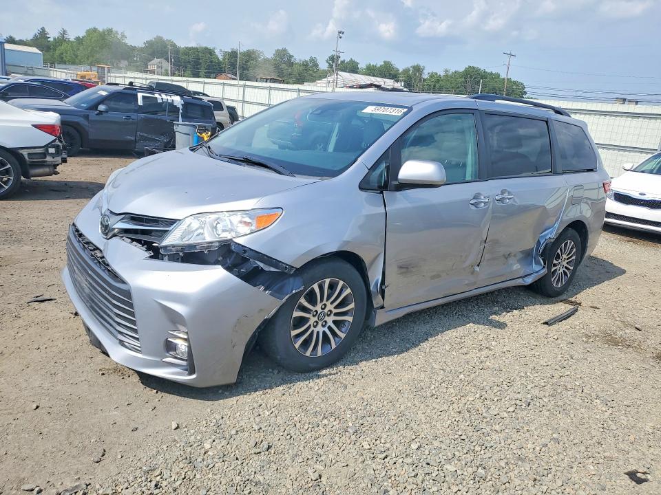 2018 TOYOTA SIENNA XLE 8-PASSENGER - 1