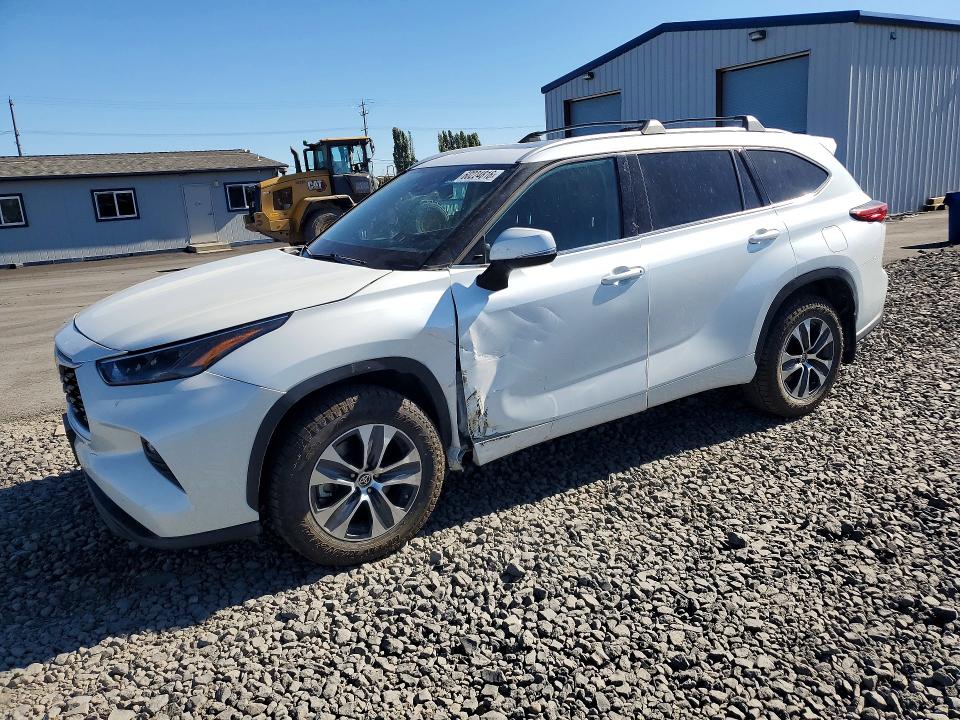 2022 TOYOTA HIGHLANDER XLE - 1