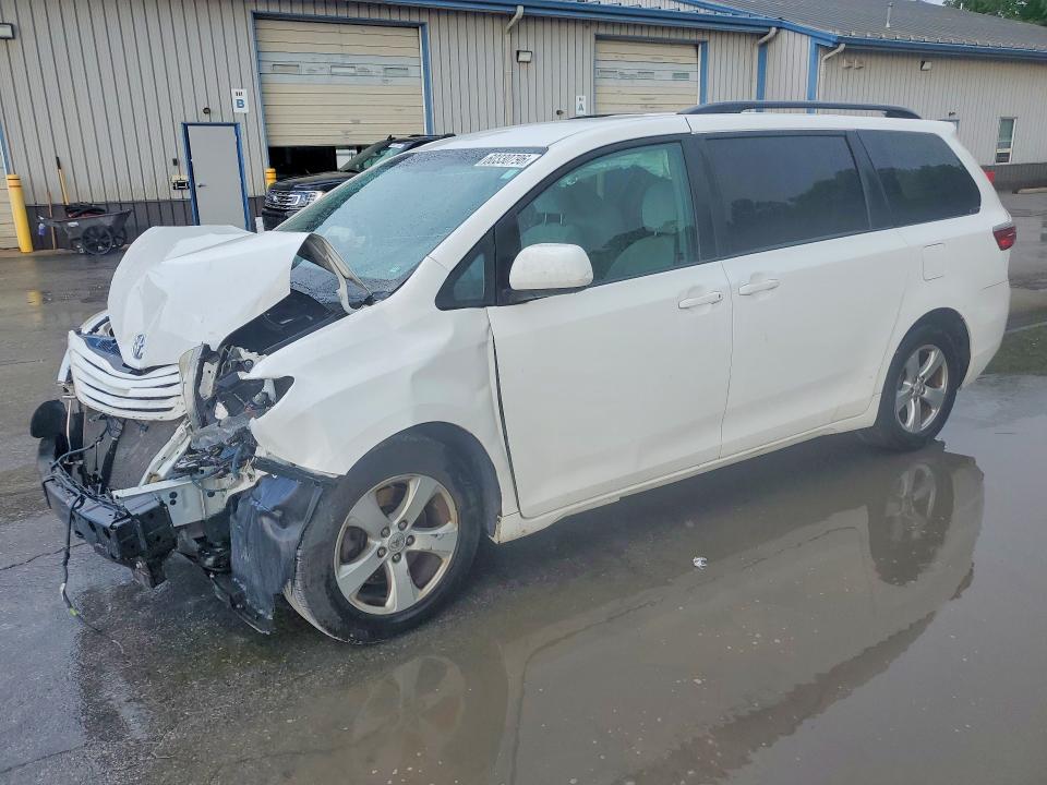 2017 TOYOTA SIENNA LE - 1