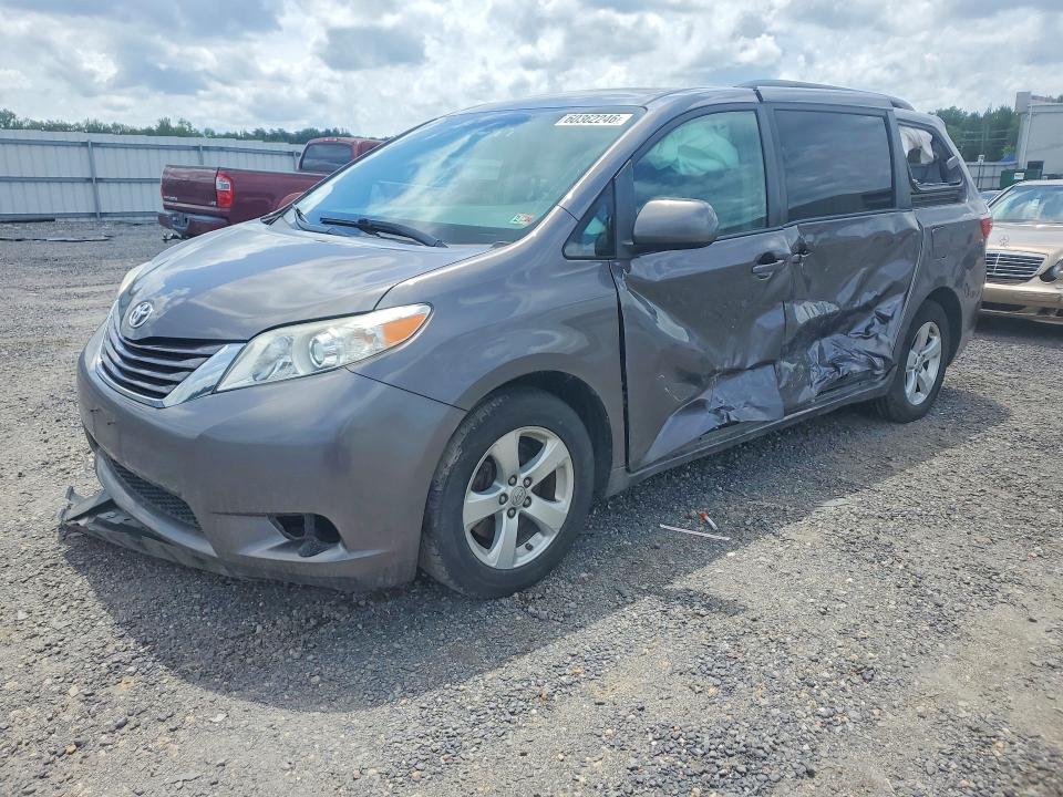 2017 TOYOTA SIENNA LE - 1