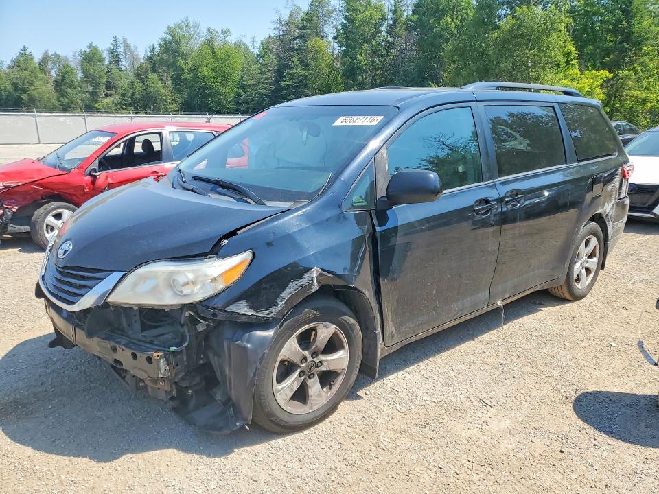 2017 TOYOTA SIENNA LE - 1