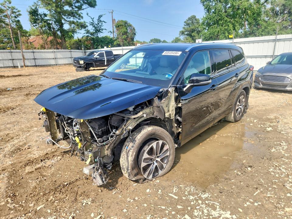 2021 TOYOTA HIGHLANDER XLE - 1