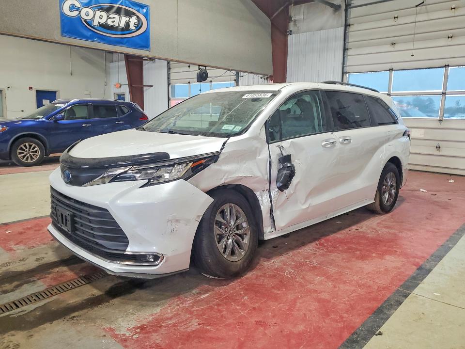 2023 TOYOTA SIENNA XLE - 1
