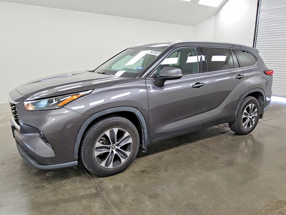 2022 TOYOTA HIGHLANDER XLE - 1