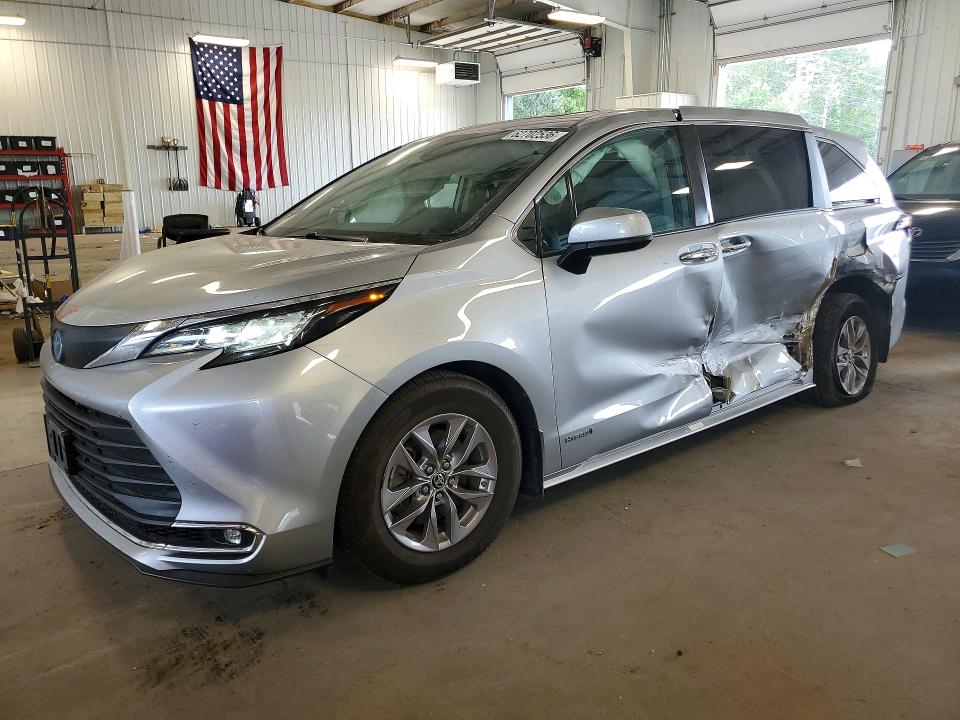 2021 TOYOTA SIENNA XLE - 1