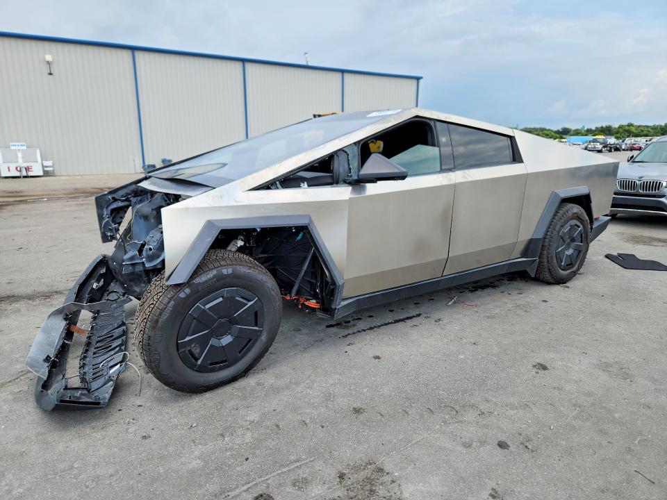2025 TESLA CYBERTRUCK - 1