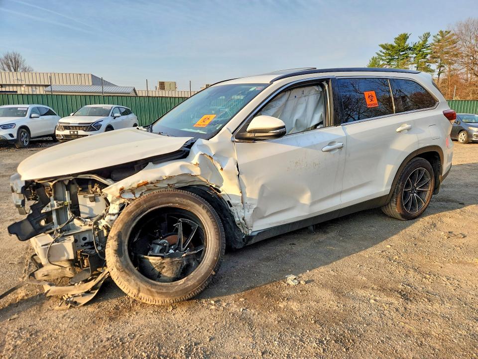 2019 TOYOTA HIGHLANDER SE - 1