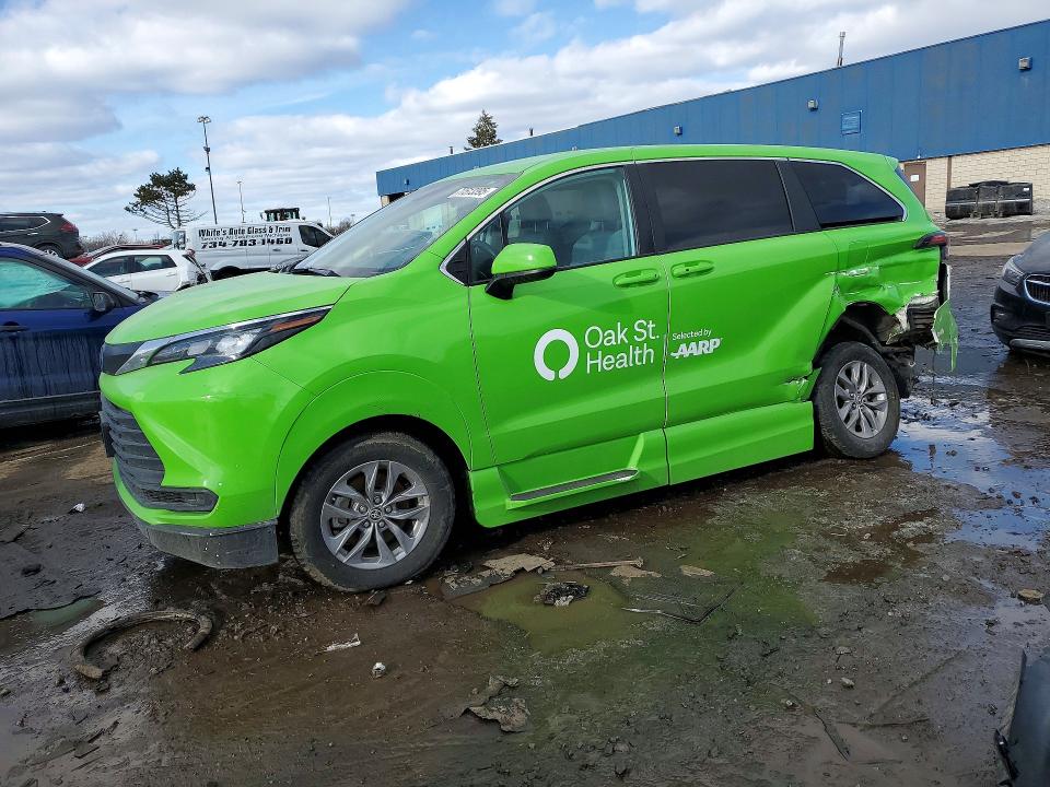 2024 TOYOTA SIENNA LE - 1