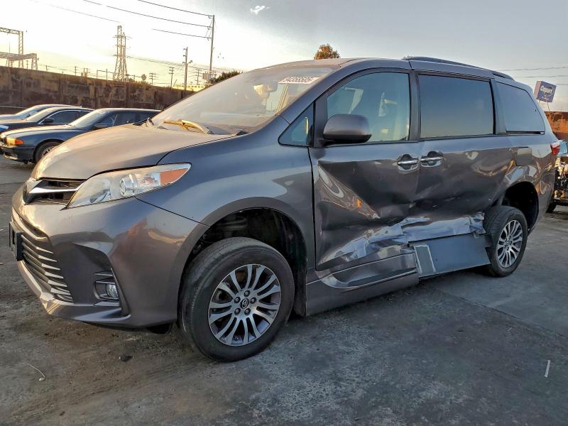 2019 TOYOTA SIENNA XLE - 1