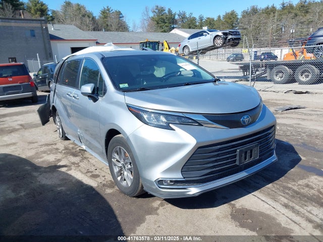 2022 TOYOTA SIENNA XLE - 1
