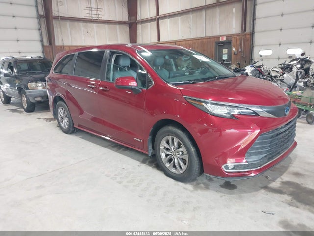 2021 TOYOTA SIENNA XLE - 1