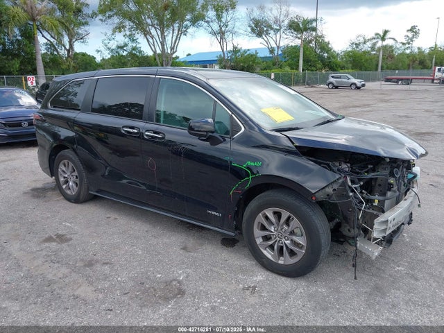 2021 TOYOTA SIENNA XLE - 1