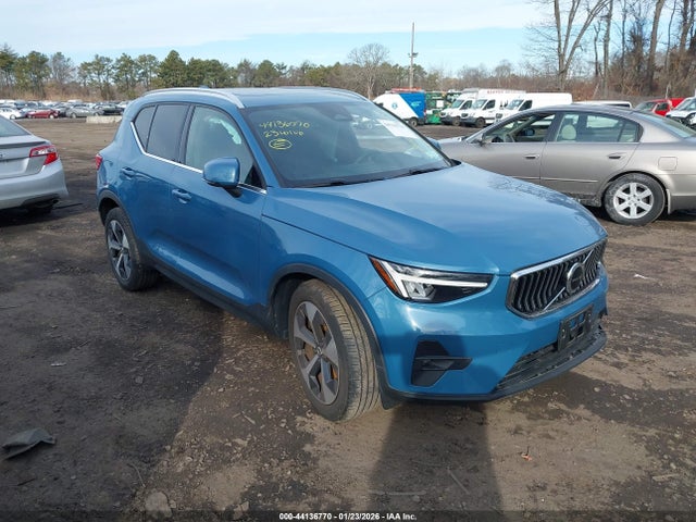 2023 VOLVO XC40 B5 PLUS BRIGHT THEME - 1