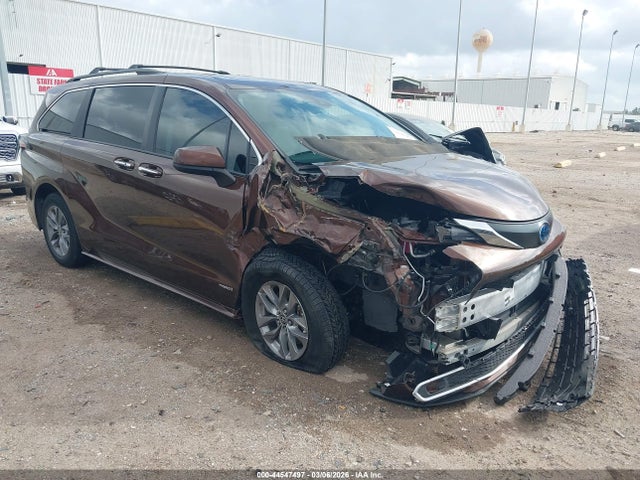 2021 TOYOTA SIENNA XLE - 1
