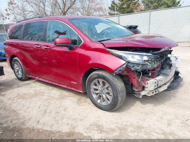 2021 TOYOTA SIENNA XLE - 1