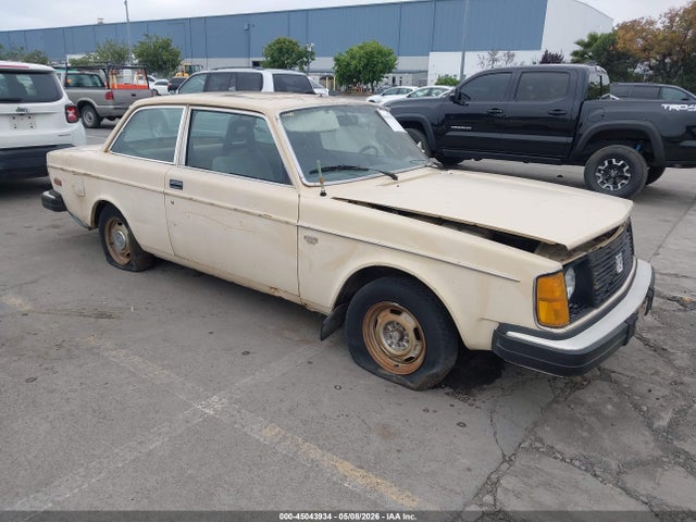 1977 VOLVO 242 DL - 1