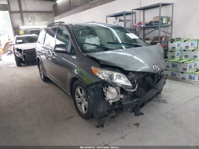2017 TOYOTA SIENNA LE 8 PASSENGER - 1