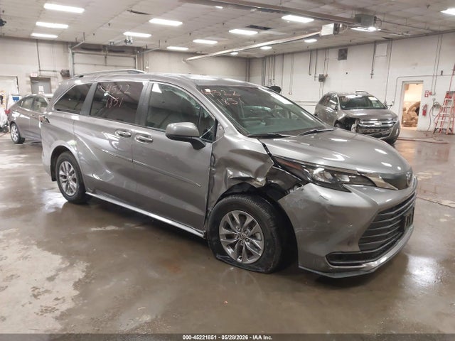 2026 TOYOTA SIENNA LE - 1