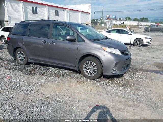 2020 TOYOTA SIENNA XLE - 1