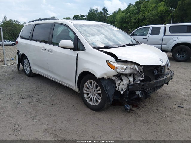 2017 TOYOTA SIENNA XLE PREMIUM 8 PASSENGER - 1