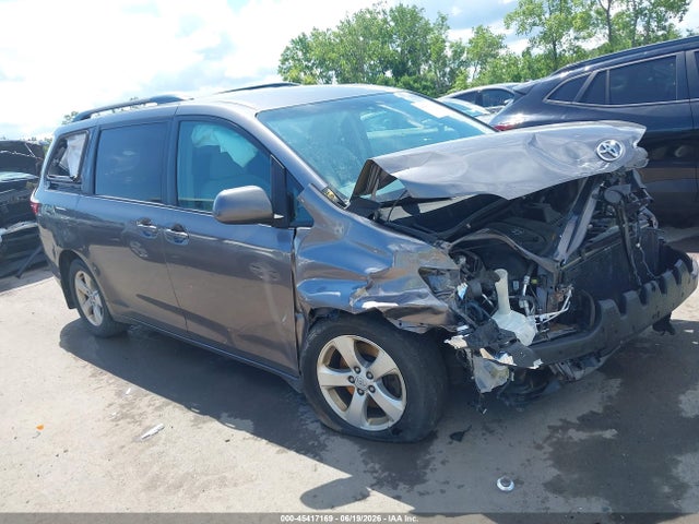 2017 TOYOTA SIENNA LE 8 PASSENGER - 1