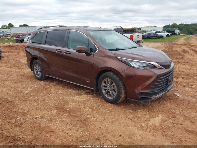 2021 TOYOTA SIENNA LE - 1