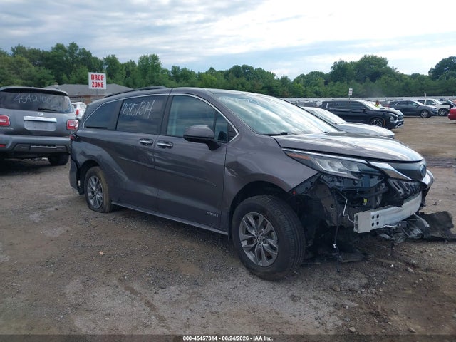 2021 TOYOTA SIENNA XLE - 1