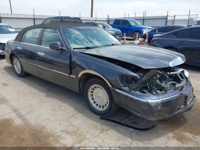 2000 LINCOLN TOWN CAR - 1
