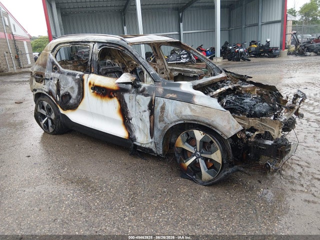 2023 VOLVO XC40 B5 PLUS BRIGHT THEME - 1
