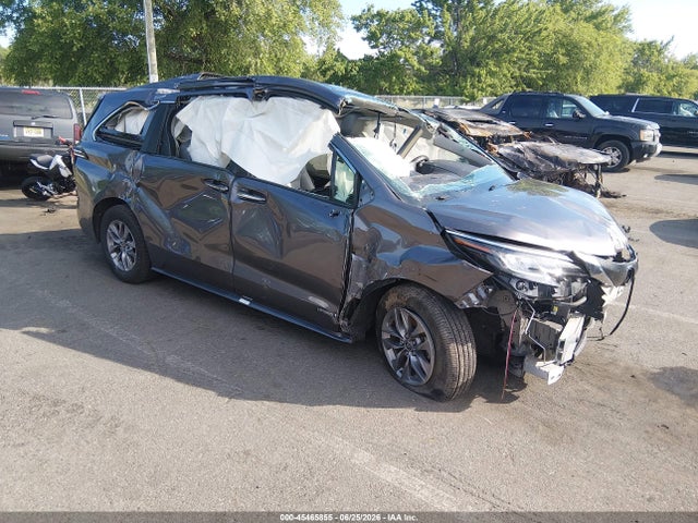 2021 TOYOTA SIENNA XLE - 1