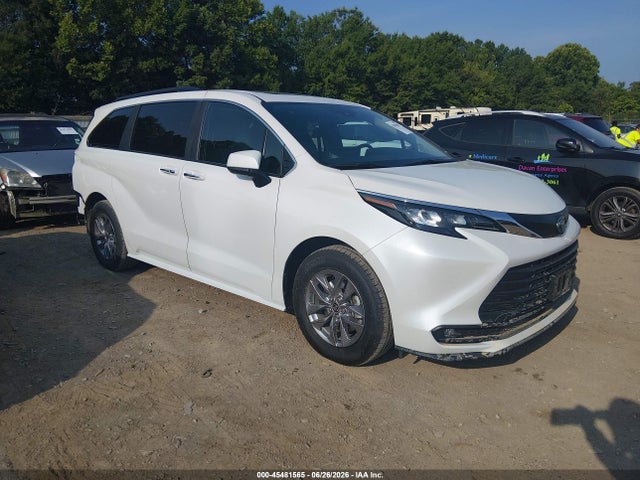 2025 TOYOTA SIENNA XLE - 1