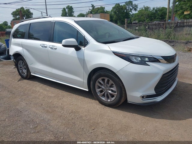 2024 TOYOTA SIENNA XLE - 1