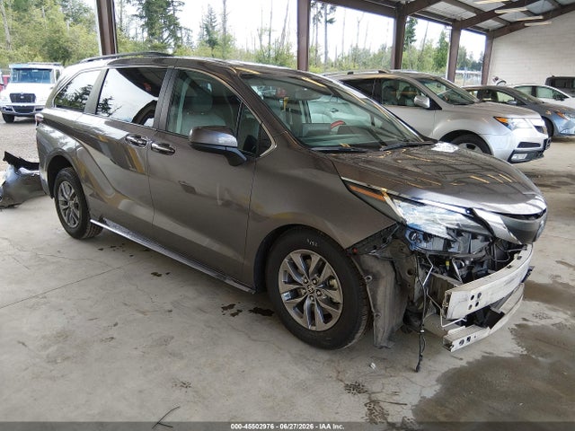 2023 TOYOTA SIENNA XLE - 1