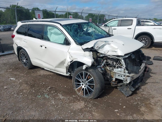 2017 TOYOTA HIGHLANDER SE - 1